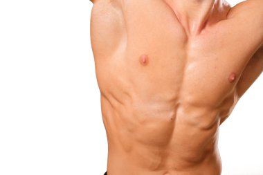 Genç yakışıklı vücut geliştirmeci adam kas görünümü ile poz