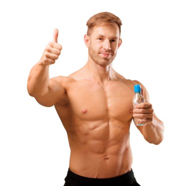 Genç yakışıklı vücut geliştirmeci adam kas görünümü ile poz