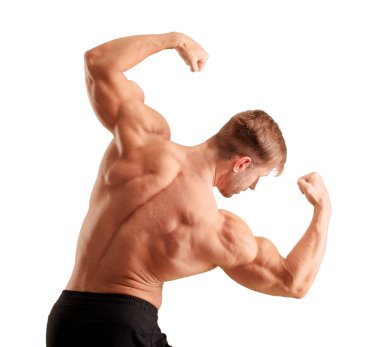 Genç yakışıklı vücut geliştirmeci adam kas görünümü ile poz