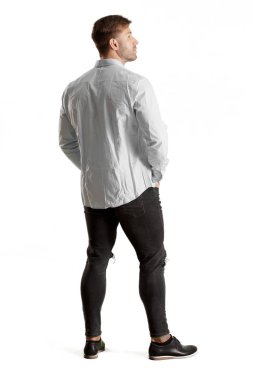 Genç yakışıklı vücut geliştirmeci adam kas görünümü ile poz