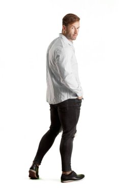 Genç yakışıklı vücut geliştirmeci adam kas görünümü ile poz