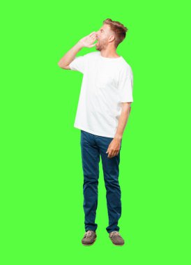 Genç sarışın adam deli gibi yüksek sesle bağırarak, sinirli bir ifade ile el ile arama, büyük bir duyuru iletişim.