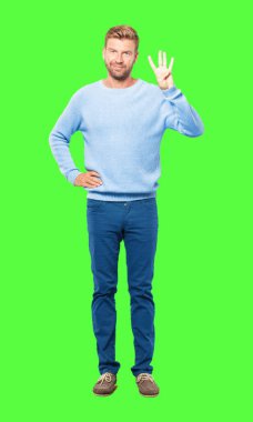 dört parmak ile sayılması gülümseyen ve memnun ve mutlu, arayan genç sarışın adam.