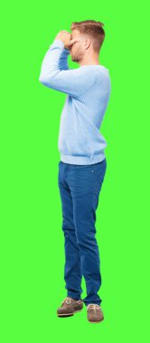 şaşkın bir bakışla uzak bir nesne için arama mesafe içine uzakta arıyorum Genç sarışın adam. Yanal veya yan görünüm.