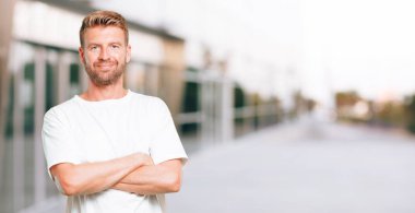 silah ile gülümseyen genç sarışın adam bir gurur, memnun ve mutlu yüzündeki ile geçti