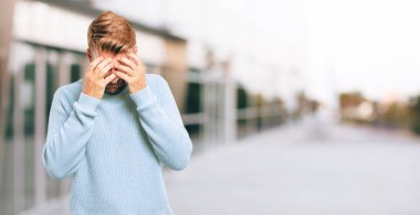 Genç sarışın adam poz