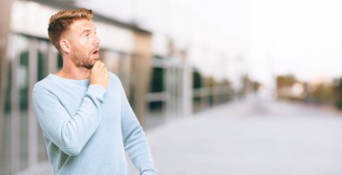 aptal, aptal, aptal bir bakışla genç sarışın adam değil gerçekten bir fikir anlayış duygu şok ve son bir gerçekleşme, karışık.