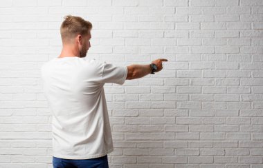 sarışın yakışıklı bir boş yere işaret