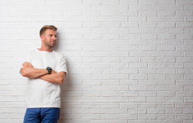 sarışın yakışıklı bir grunge duvara düşünme