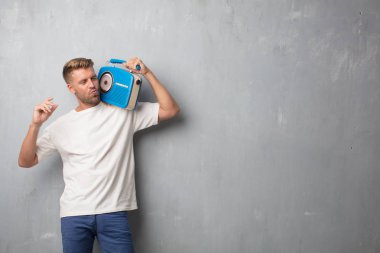 sarışın yakışıklı bir vintage radyo ile müzik dinleme