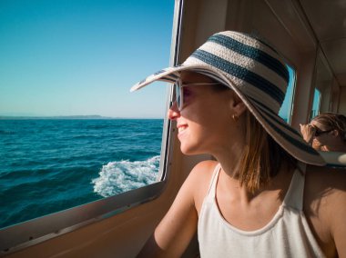 tatilde deniz kenarında bir gezisinde genç kadın