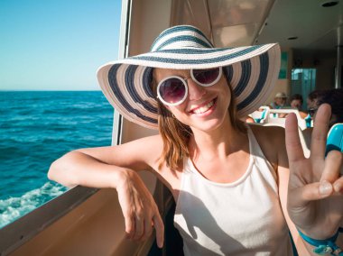 tatilde deniz kenarında bir gezisinde genç kadın