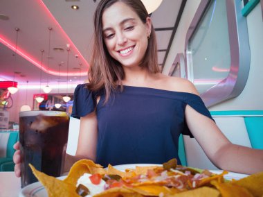 Peynirli cips plaka sahip genç güzel kadın