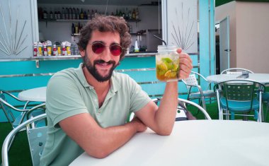 bir restoranda taze mojito kokteyl sahip genç deli adam
