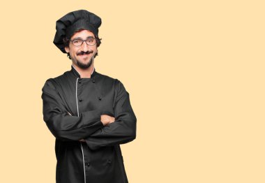 silah ile gülümseyen genç deli adam ile bir gurur, memnun ve mutlu yüzündeki bir şef olarak geçti