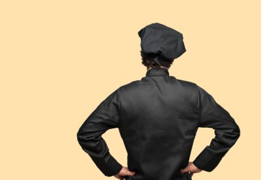 her ikisi ile gurur, memnun ve mutlu bir görünüm ile şef olarak genç deli adam sanki güvenle bakan bir meydan okuma kalçalarına, eller. Akimbo silah geniş bir gülümseme ile poz. Öfkeli bir ifade olabilir. Geri ya da arka görünüm.