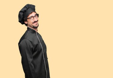 Şef ile bir memnun ve mutlu olarak genç deli adam içtenlikle bir sevgi gülümseyen yüzünde, bak. Yan veya yan görünüm.