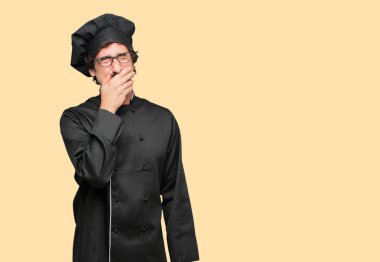 Şef gülme baş geriye eğik ve mutlu, neşeli ifade ile sesli olarak genç deli adam