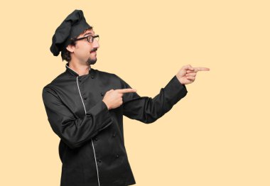 gülümseyen ve yan gazeteci bir kavram nerede gösterebilir yer doğru iki eliyle işaret eden bir şef olarak genç deli adam.