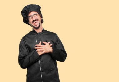 Şef gülme baş geriye eğik ve mutlu, neşeli ifade ile sesli olarak genç deli adam