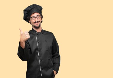 bir pozitif, gönderme Tamam tek eliyle işaret genç deli adam olarak başparmak yukarıya, memnun, gururlu ve mutlu bir bakışla bir şefle 