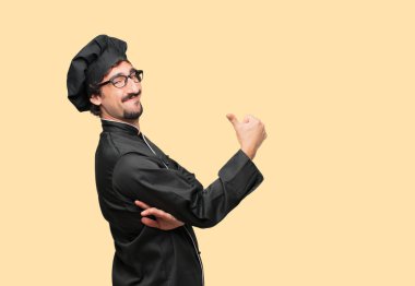 Yaşasın signalining Tamam tek elle tatmin, gururlu ve mutlu bir bakışla ile bir şef olumlu bir gönderme olarak genç deli adam 