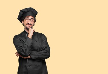 yana doğru seyir, düşünme ve farklı seçenekler arasında merak bir şef ile karışık ve düşünceli bir görünüm olarak genç deli adam.