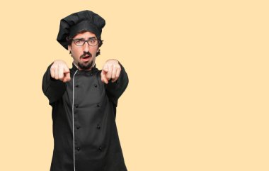 kızgın ve sürpriz, bağırarak ve ileri, size doğru işaret arıyorum bir şef olarak genç deli adam