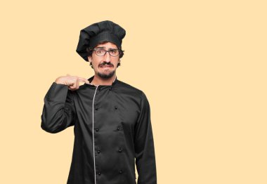 duygu terleme ve gömlek boyun açık, çekerek bir şef ile stresli bir jest olarak genç deli adam boğuldu.