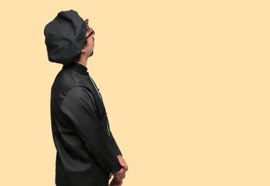 çılgın genç gülümseyen ve yukarı doğru gökyüzüne doğru veya nereye gazeteci bir kavram ya da mesaj yer noktaya bakarak bir şef olarak. Yan Dikiz.