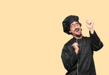 gülümseyen ve mutlu görünüyordu eğlenceli, hareketli disko müziği ve neşeli parti havası içinde dans bir şef olarak genç deli adam.