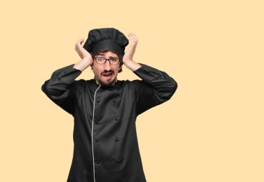 Saçını çekme kafası iki eliyle tutarak Şef sürpriz, çılgın, hayret bir bakışla olarak genç deli adam.