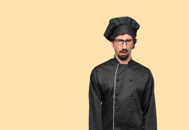 bir sürpriz, hayret ifadesi ve ağız şok açık bir şef olarak genç deli adam.