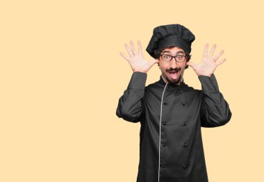 Şaka, komik, aptalca ve oynak bir ifadeyle dil yapışkanlık dışarı, bir aptal gibi arıyorsunuz bir şef olarak genç deli adam.