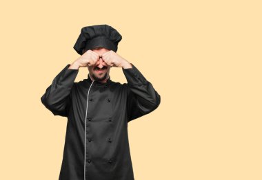 Muhtemelen ağlıyor gözler sürpriz ve hayret ya da korku, güvensizlik, sürtünme şef olarak genç deli adam.