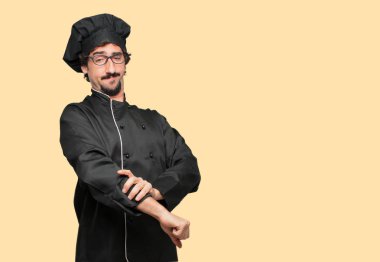 gurur, mutlu ve kendine güvenen bir ifade ile bir şef olarak genç deli adam; Sanki bir 