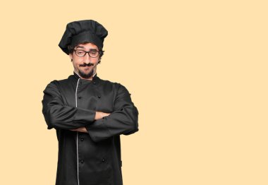 gurur, mutlu ve kendine güvenen bir ifade ile bir şef olarak genç deli adam; silah ile bir meydan okuma kabul, gülümseyen ve başarı, emin bir 