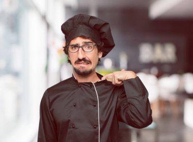 duygu terleme ve gömlek boyun açık, çekerek bir şef ile stresli bir jest olarak genç deli adam boğuldu.