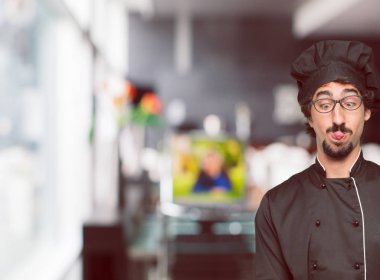 Şaka, komik, aptalca ve oynak bir ifadeyle dil yapışkanlık dışarı, bir aptal gibi arıyorsunuz bir şef olarak genç deli adam.