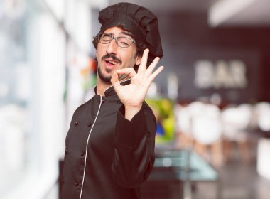 mutlu ve memnun, geniş bir gülümseme ile seyir onaylayarak el ile bir 