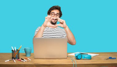 gülümseyen, mutlu ve sevgi arıyorum, bir kalp el ile şekil verme Genç sakallı Tasarımcısı.