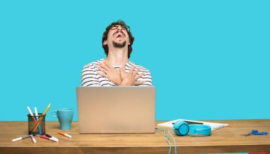 kafa ile yüksek sesle gülme geriye doğru hareket ettirildiğinde Tasarımcısı ve mutlu, neşeli ifade Genç sakallı