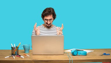 Öndeki iki elinizle açın dehşet ve güvensizlik ifade tutan genç sakallı Tasarımcısı stresli ve sinirli, arıyorsunuz.