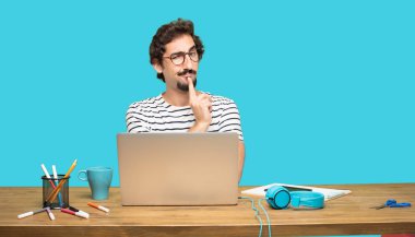 yana doğru seyir, düşünme ve farklı seçenekler arasında merak Tasarımcısı karışık ve düşünceli bir bakışla Genç sakallı.