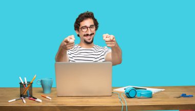 Seni seçmek tasarımcı mutlulukla gülümseyerek ve ileriye dönük iki elle, Genç sakallı.