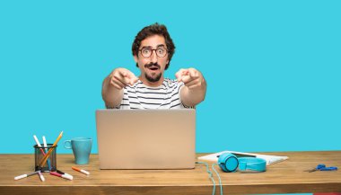 Genç sakallı tasarımcı kızgın ve sürpriz, bağırarak ve ileri, size doğru işaret arıyorum