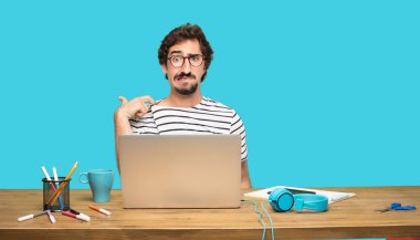 terleme ve gömlek boyun açık çekerek, kısık duygu genç sakallı tasarımcı stresli bir hareketi ile.