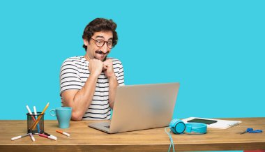 Her iki el ile stresli bir hareketi ile Genç sakallı tasarımcı yarısını kapsayan yüz sıktı.