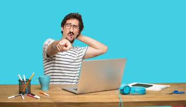 Saçını çekme kafası iki eliyle tutarak Tasarımcısı sürpriz, çılgın, hayret bir bakışla Genç sakallı.