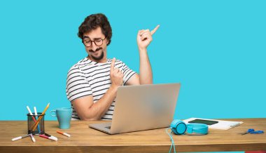 Genç tasarımcı gülümseyen ve dans eğlenceli, hareketli disko müzik mutlu görünüyordu ve neşeli parti havası içinde sakallı.